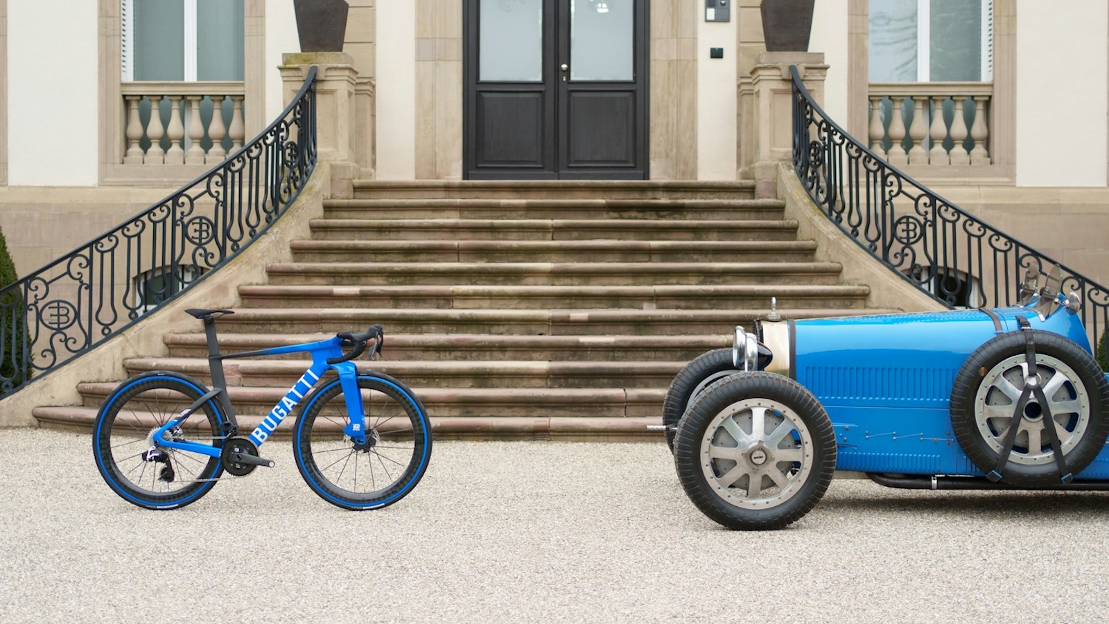  Σε συνεργασία με τη βρετανική Factor Bikes, η Bugatti παρουσίασε το Factor One, ένα ποδήλατο δρόμου περιορισμένης παραγωγής.